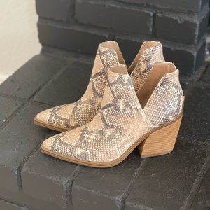 Like new Vince Camuto booties